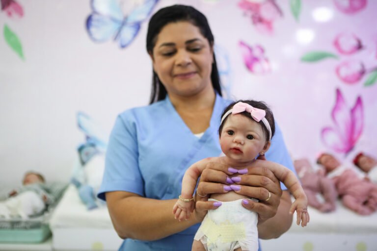 😱 BEBÊ REBORN: Casal brasileiro disputa guarda de boneca na Justiça e levanta alerta nacional 💔🍼